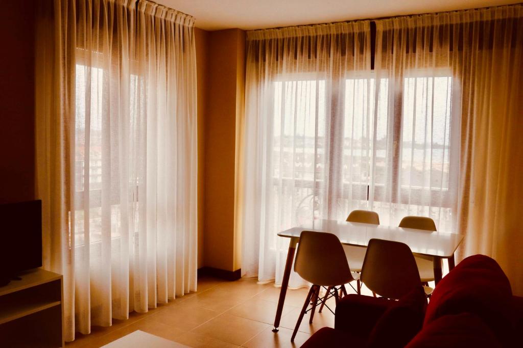 Televízia a/alebo spoločenská miestnosť v ubytovaní Apartaments La Reserva Premium