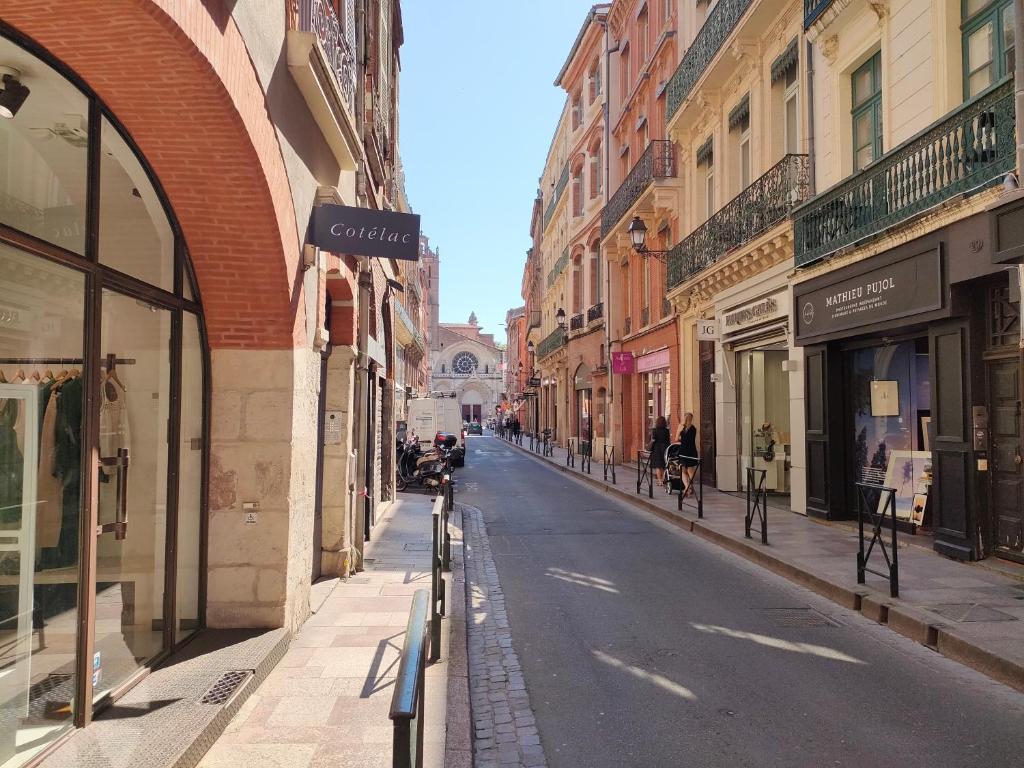 an empty street in a city with buildings at L&#39;Urbain Vitry - Studio avec mezzanine en hyper centre in Toulouse