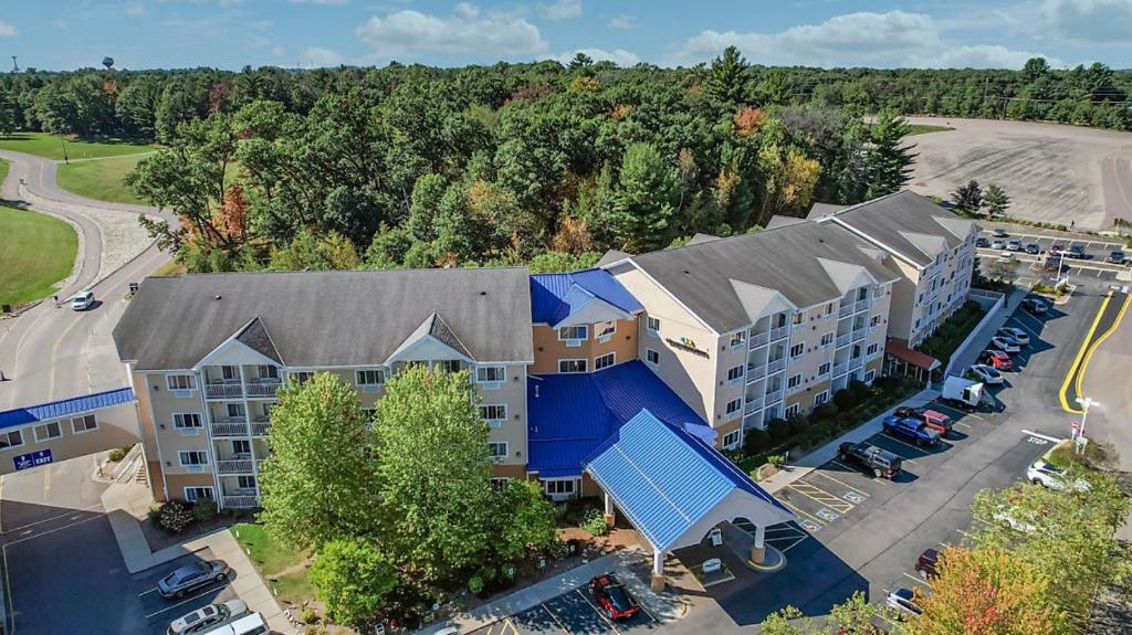 an overhead view of a hotel with a parking lot at Bluegreen Vacations Odyssey Dells Resort in Wisconsin Dells