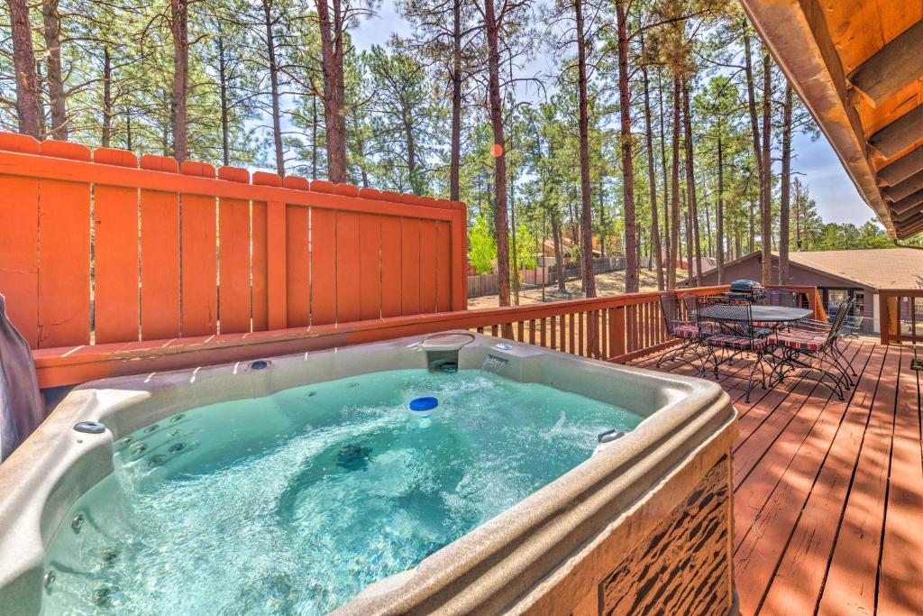 Rustic Ruidoso Log Cabin with Hot Tub and Deck!, Ruidoso (updated