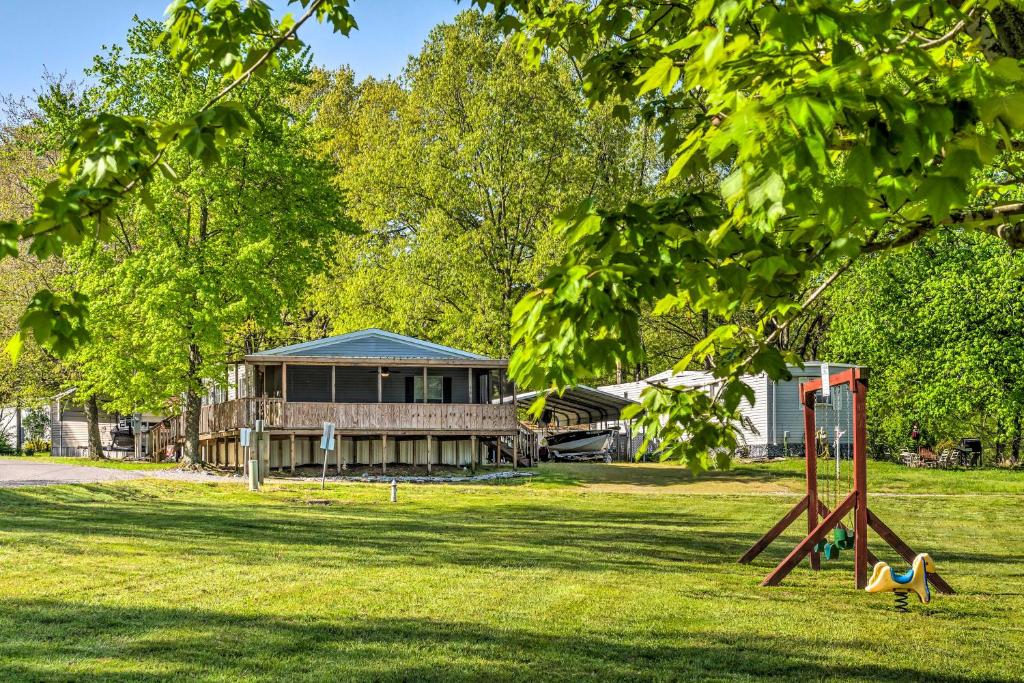 um parque com uma casa e um parque infantil em Cozy Hardin Retreat with Lake Kentucky View! em Aurora
