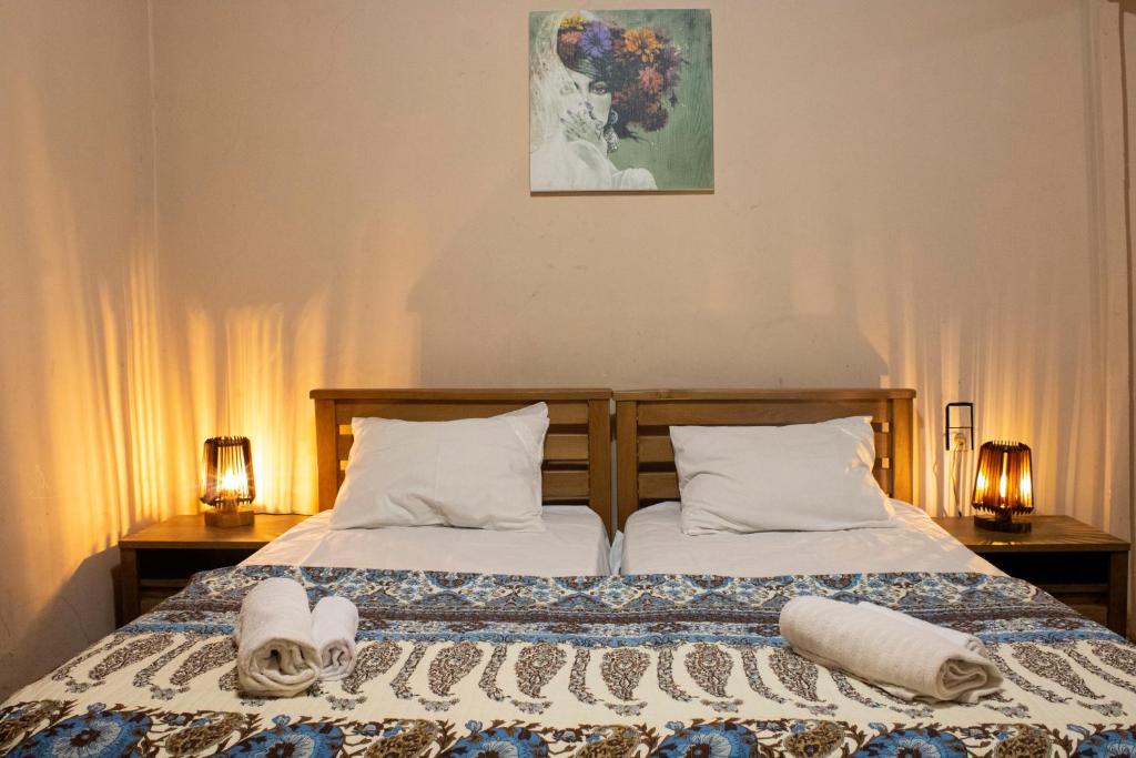 Postel nebo postele na pokoji v ubytování Nino's Guest House