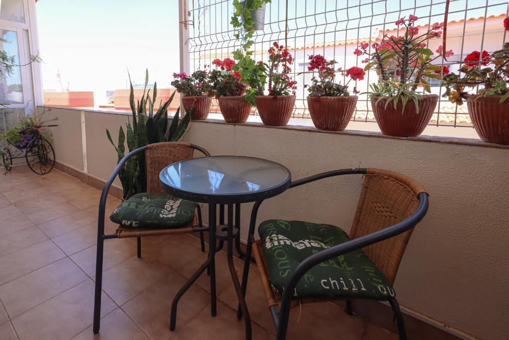 une table et deux chaises et des plantes sur une dans l'établissement Apartamento Pateo - Algarve - BY BEDZY, à Albufeira