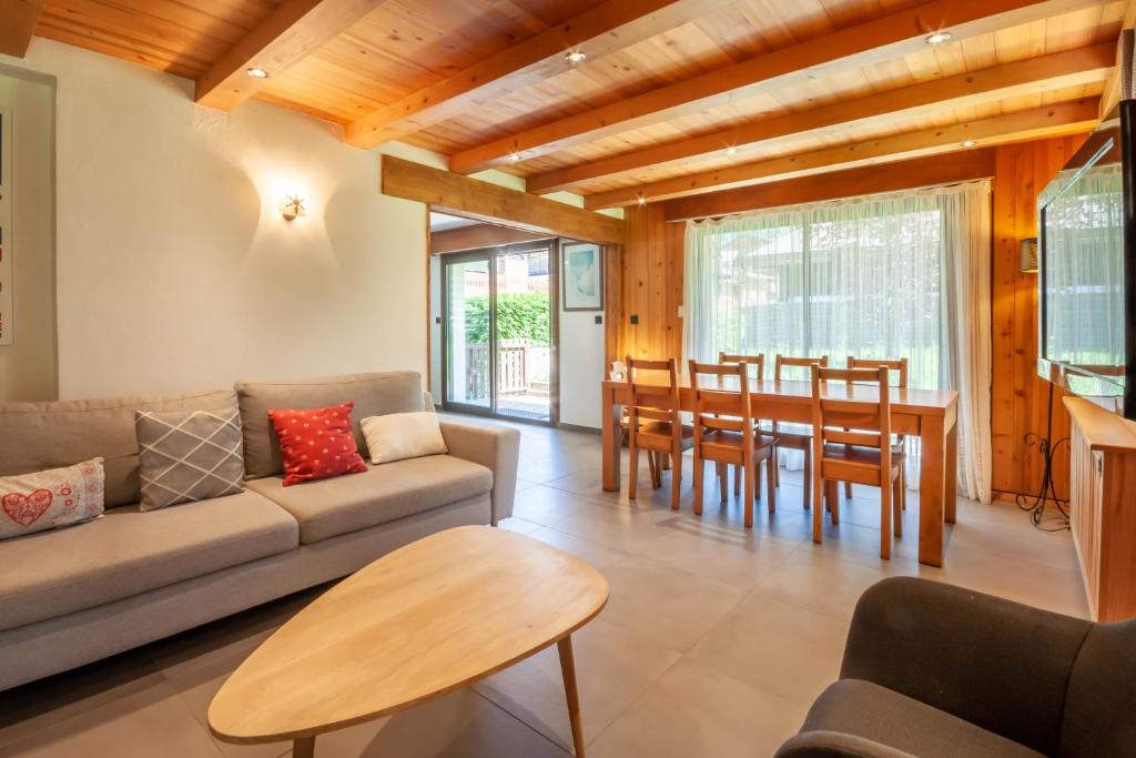 un salon avec un canapé et une table dans l'établissement Efanle 1, à Morzine
