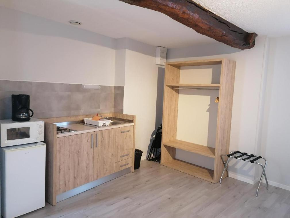 Kuchyň nebo kuchyňský kout v ubytování Hôtel Le Verger