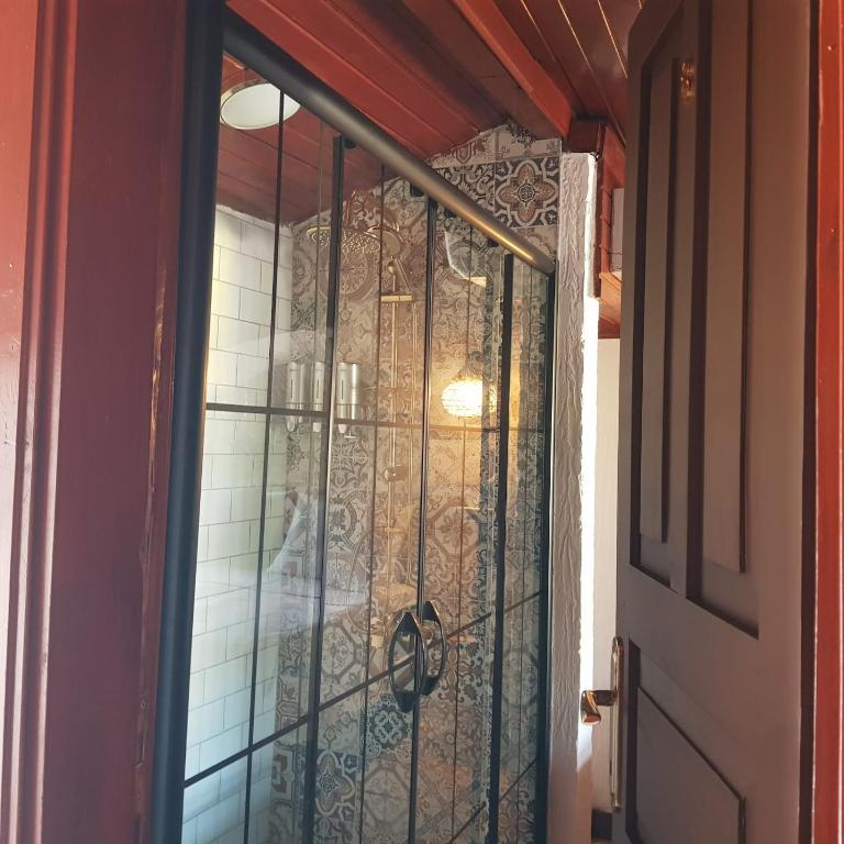 una puerta con una ventana de cristal en una habitación en Villa Citronella Boutique Hotel, en Antalya