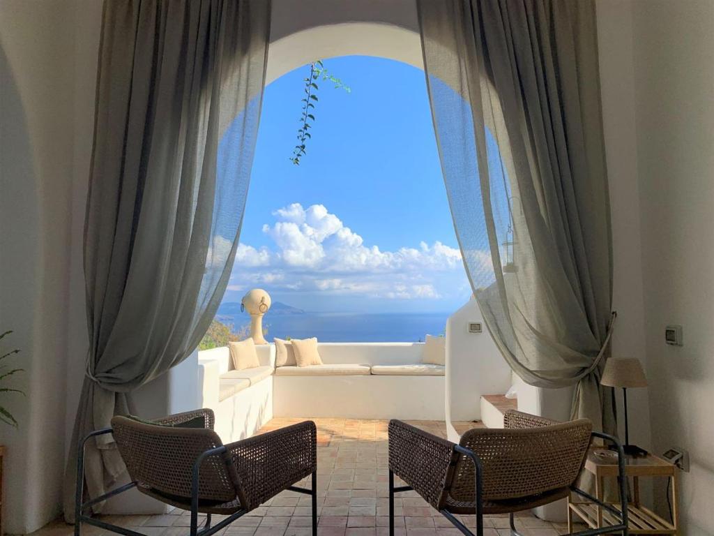 Cette chambre dispose d'une fenêtre offrant une vue sur l'océan. dans l'établissement Villa Il Melograno, à Leni