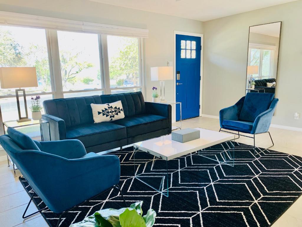 Blue-Door @Maywood - Modern Spaces - Housity