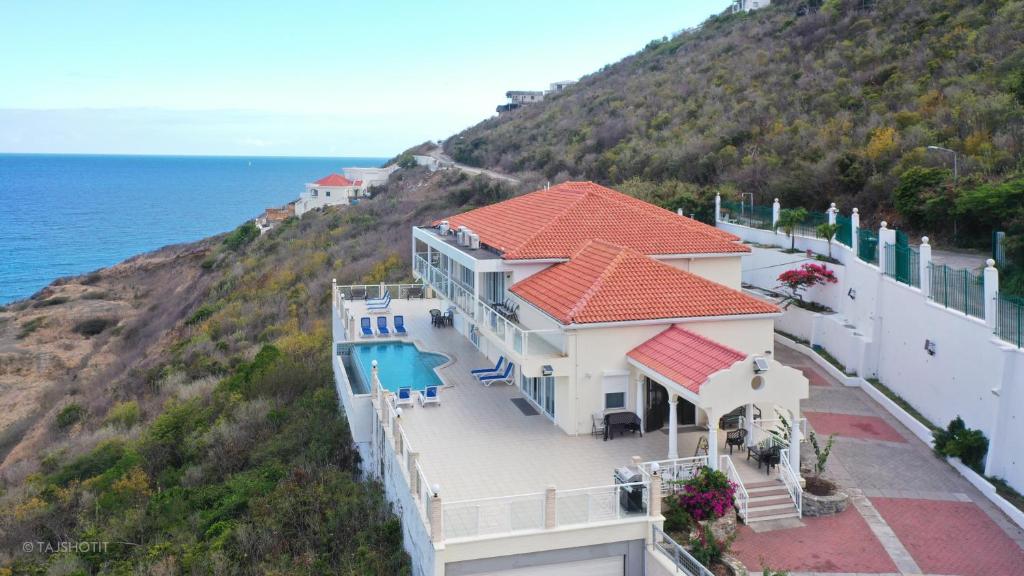 uma casa numa colina junto ao oceano em Villa Athena Sint Maarten em Little Bay