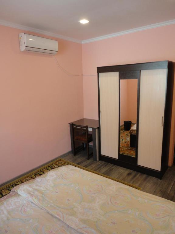 Postel nebo postele na pokoji v ubytování Like Home Guesthouse & Tours