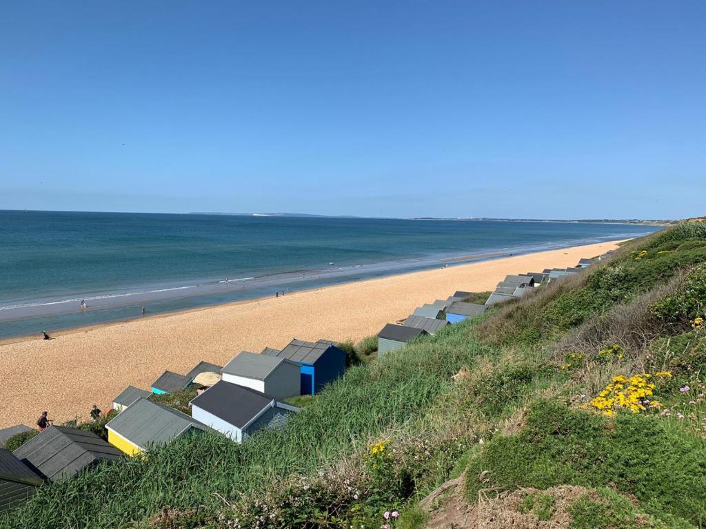 Afbeelding uit fotogalerij van Luxury Woodland Retreat Holiday Home - Shorefield Country Park in Downton