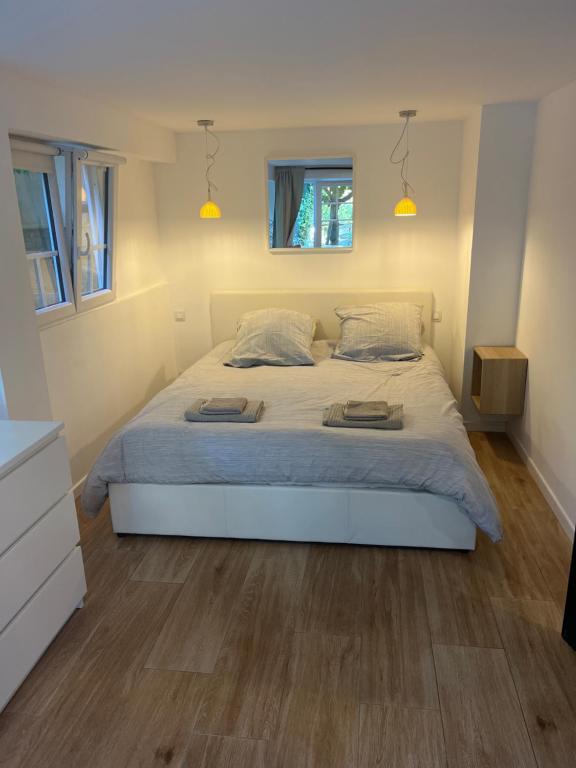 a bedroom with a large white bed with two pillows at Gîte Autour du figuier in Palaldo