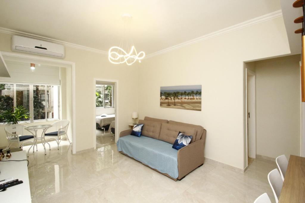 Χώρος καθιστικού στο Apto Copacabana - Recém Reformado e moderno, 5 min. da praia!