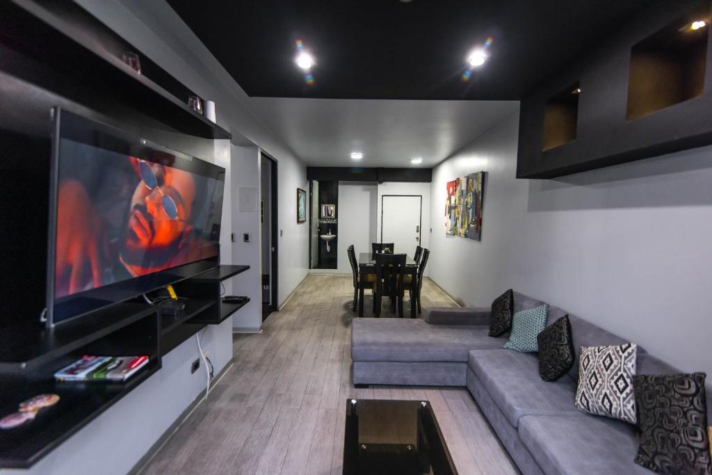 Una televisión o centro de entretenimiento en Miraflores Apartment