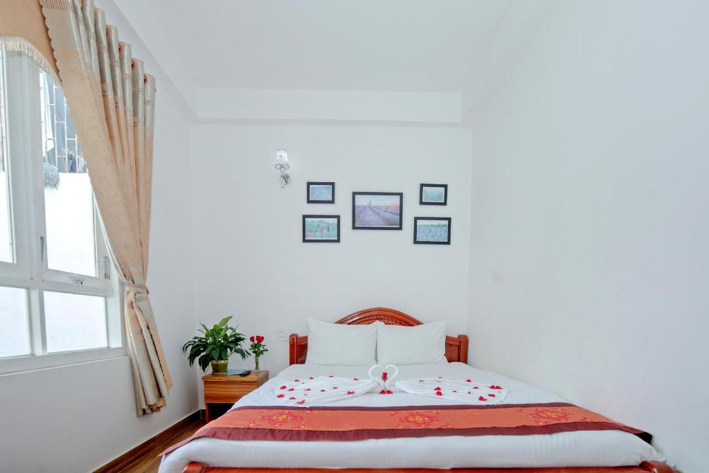 Postel nebo postele na pokoji v ubytování Moc Nhien Hostel Da Lat