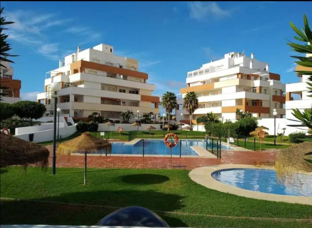 una vista de dos edificios altos y una piscina en Playa Serena Zen, en Roquetas de Mar