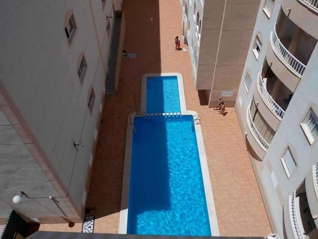 Vue sur la piscine de l'établissement apartamento soleado, 1 dormitorio con balcón, piscina y garage ou sur une piscine à proximité