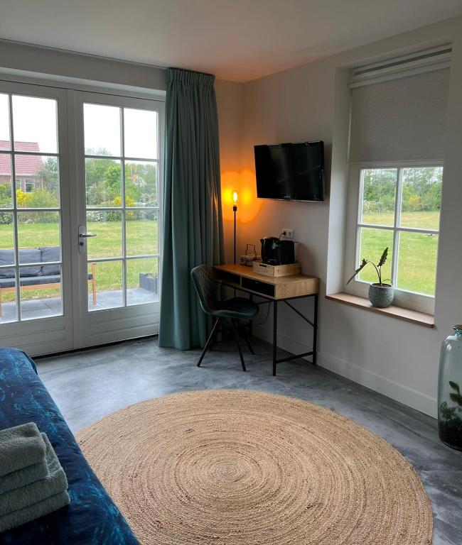 TV a/nebo společenská místnost v ubytování Bed no breakfast de Kapitein
