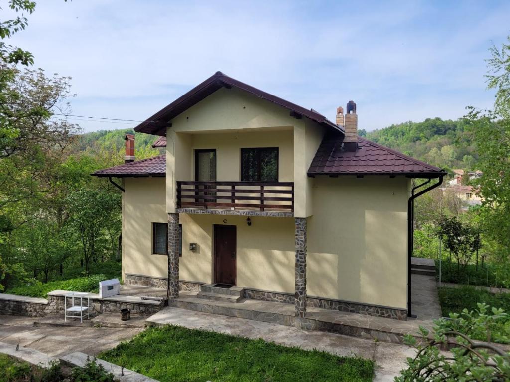 a small house with a balcony on top of it at Casa Damian in Bertea