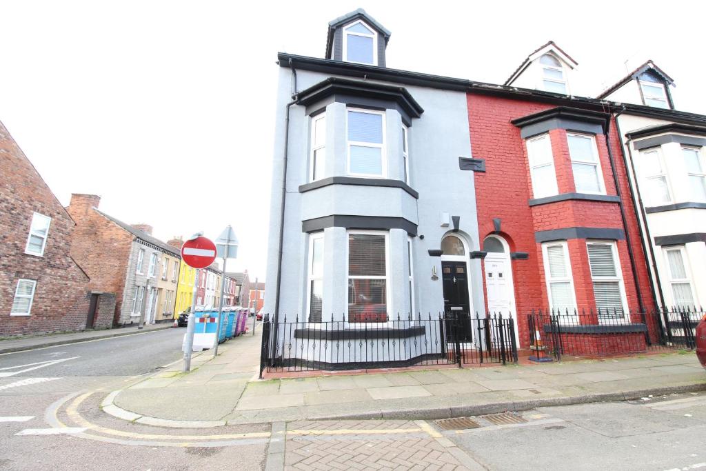 uma casa branca e vermelha numa rua da cidade em Anfield house em Liverpool
