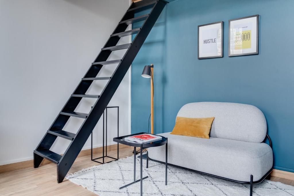 - un salon avec une chaise et un escalier dans l'établissement L'Oceà - Proche métro & stadium - Le Busca, à Toulouse