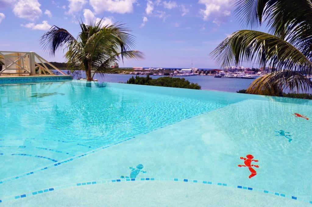 Villa Serenity Luxury 4 bedroom villa with infinity pool, Willemstad