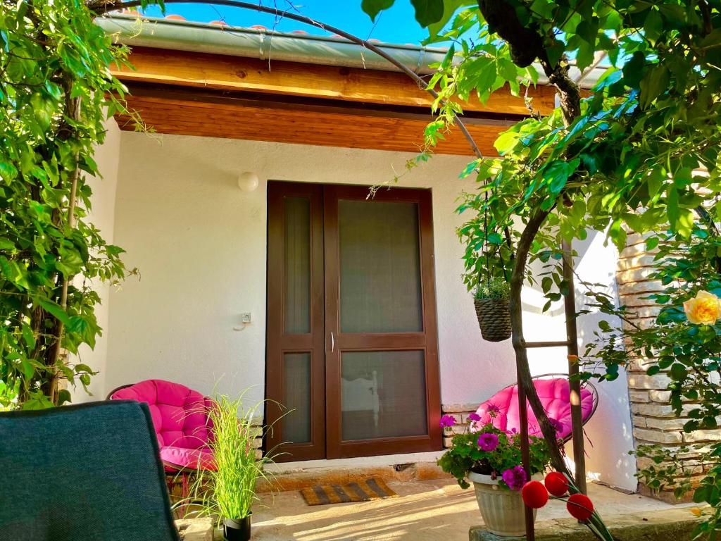 Taman di luar Lovely flower small house for two by the sea