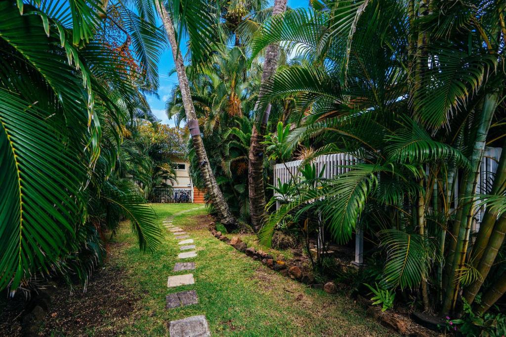 Jardí fora de Waimea Bay Garden Bunglaow