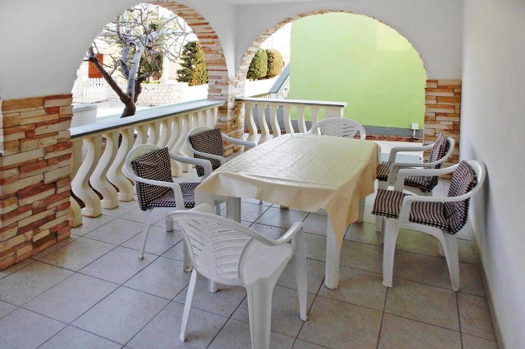 Posedenie v ubytovaní Apartment in Vir with parking space