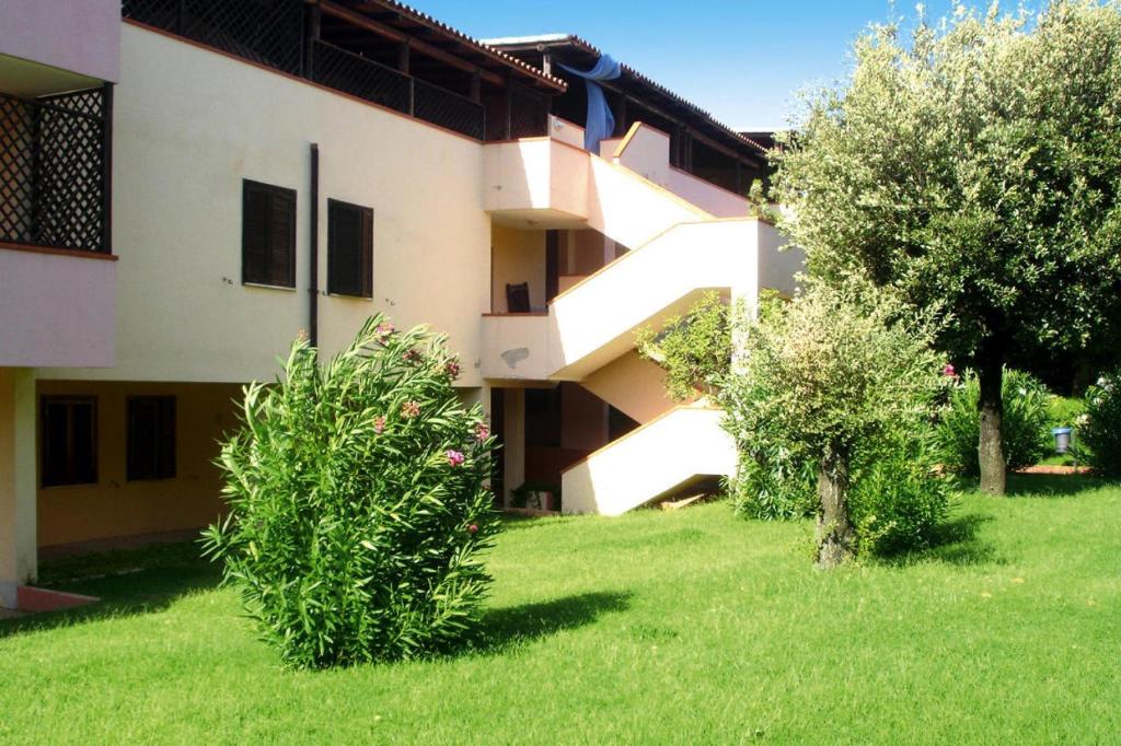 A garden outside Apartment in Porto Rotondo with bar