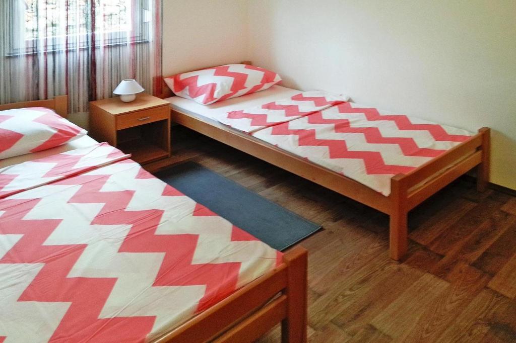 Posteľ alebo postele v izbe v ubytovaní Apartment in Vir near the beach