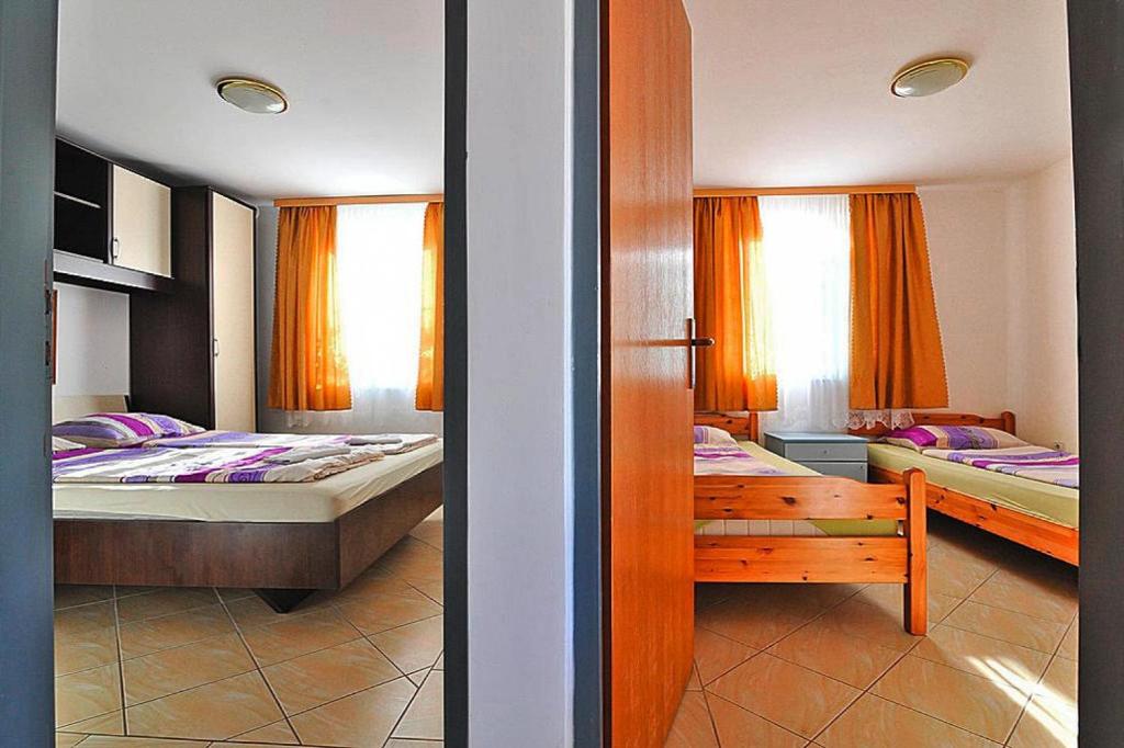 Posteľ alebo postele v izbe v ubytovaní Apartment in Vir near the beach