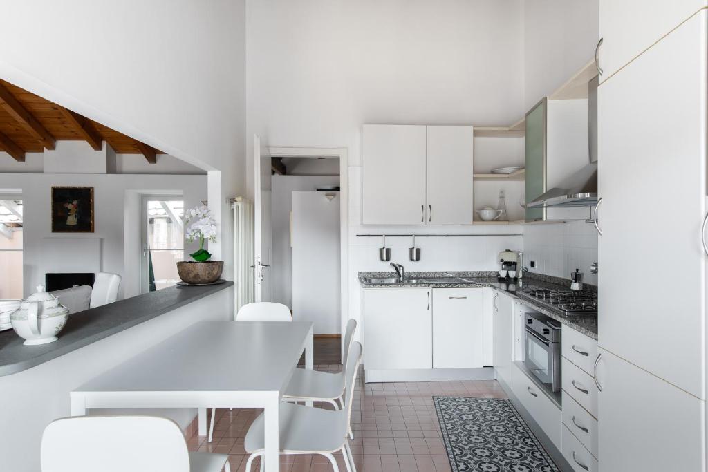 Kuchyň nebo kuchyňský kout v ubytování A Casa Nuccia Mansarda by Holiday Solutions