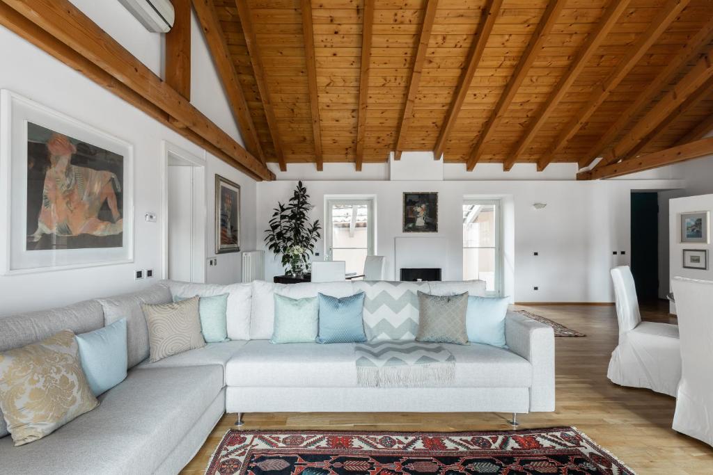 Posezení v ubytování A Casa Nuccia Mansarda by Holiday Solutions