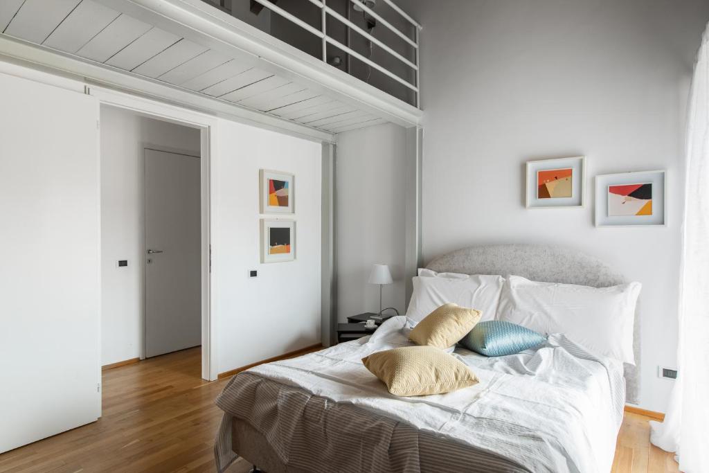 Postel nebo postele na pokoji v ubytování A Casa Nuccia Mansarda by Holiday Solutions