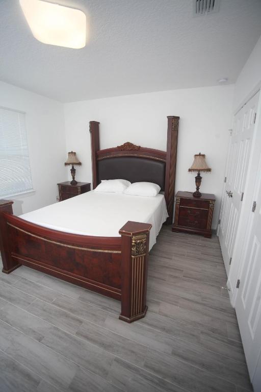 A beautiful queen bedroom - Large Double Or Twin Room