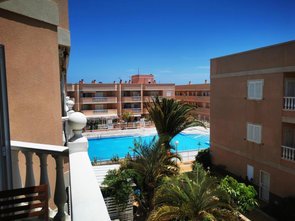 desde el balcón de un hotel con piscina en Costa Sol, 1 bedroom apartment. en Arona