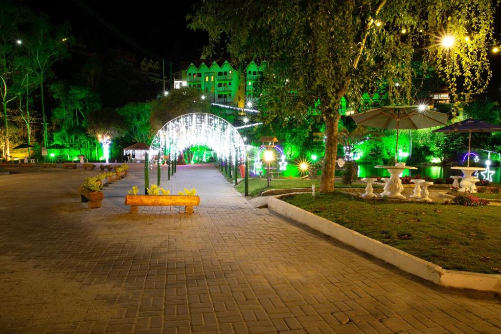Κήπος έξω από το Chalé com lazer no Hotel Fazenda China Park ES