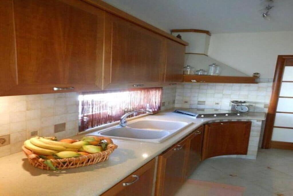 una cocina con fregadero y una cesta de fruta en CASA SARADO, en Polignano a Mare