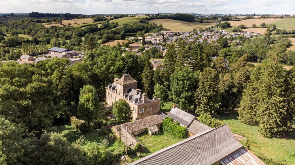 una vista aérea de un antiguo castillo en los árboles en Gîte de Montfranc, en Arvieu