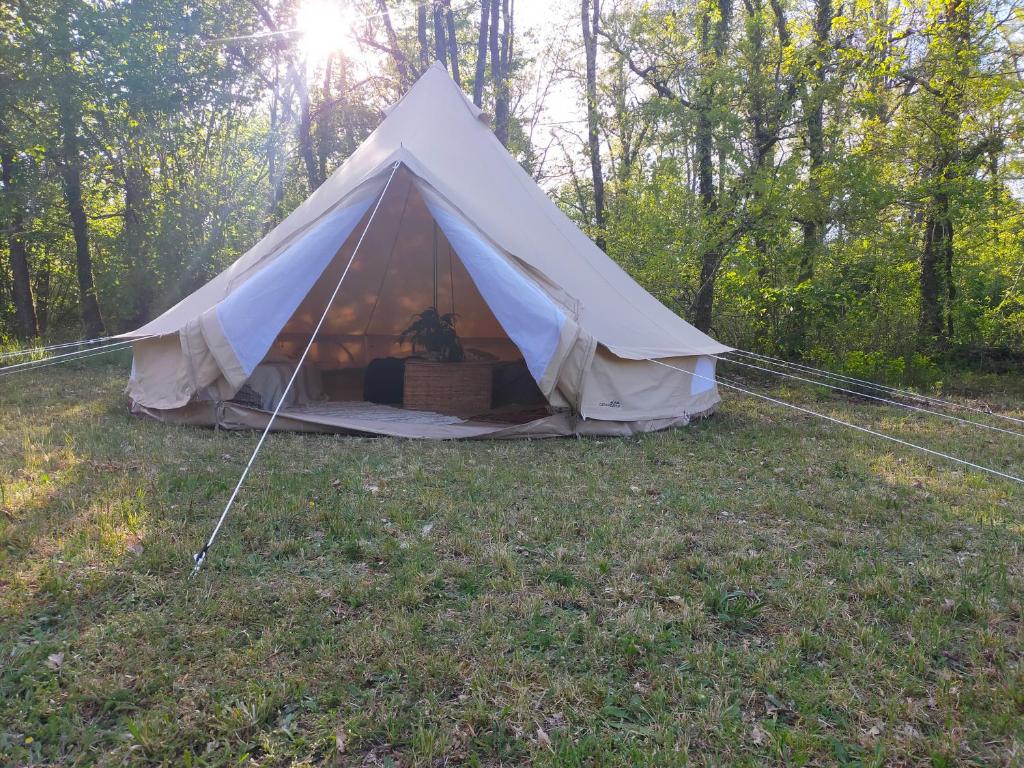 Luxury tent Tente tipi aux Gorges de l'Aveyron, Penne, France - Booking.com