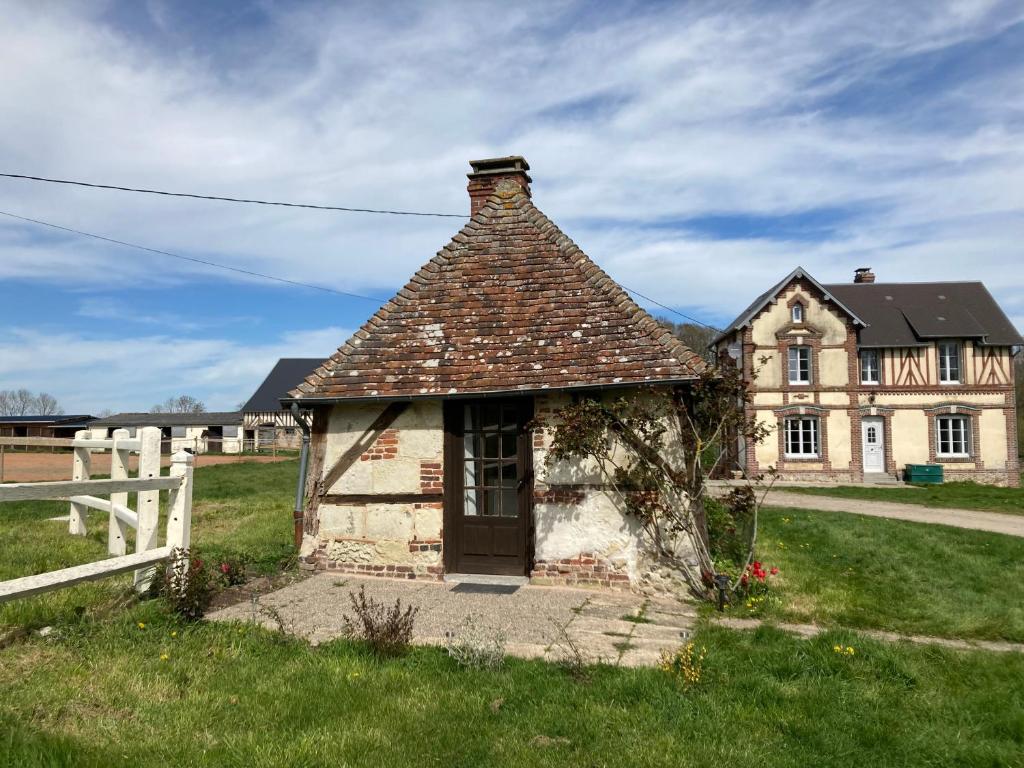 a small house in the middle of a field at Tiny house du Haras Cour Lozey in Sainte-Marguerite-des-Loges