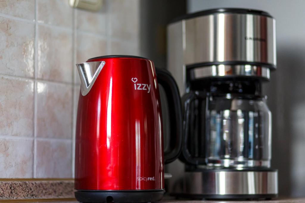 Příslušenství pro přípravu čaje a kávy v ubytování Blaze Studios & Apartments