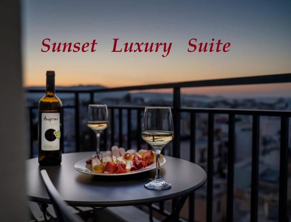 uma mesa com dois copos de vinho e um prato de fruta em Sunset Luxury Suite - Rooftop Apartment in the City Center em Heraclião