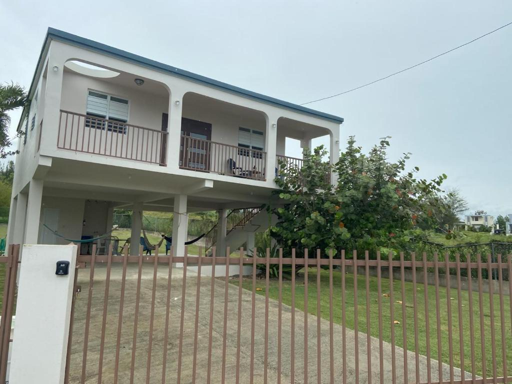 波奎隆的住宿－El Poblado Boquerón Cabo Rojo，前面有围栏的房子