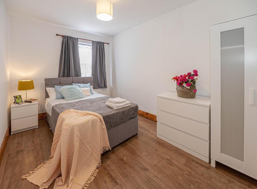 1 dormitorio con 1 cama y 2 mesitas de noche en Beautiful 4 bedrooms house, 7 walk to train station en Plumstead