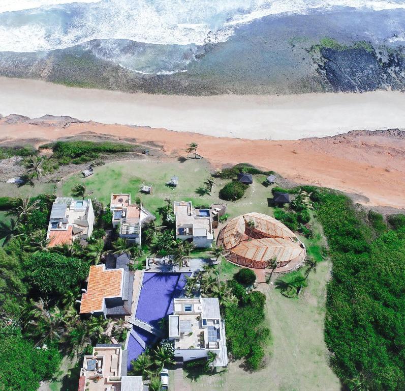 Kilombo Villas & Spa في بيبا: اطلالة جوية على منزل بجانب شاطئ