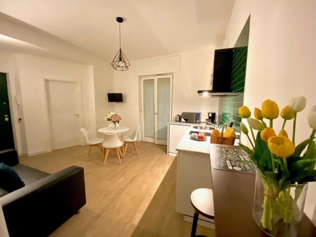kuchnia oraz salon ze stołem i kuchnią w obiekcie Maison Bisou w Sorrento