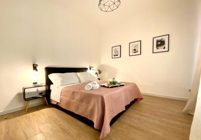 sypialnia z łóżkiem ze stołem w obiekcie Maison Bisou w Sorrento