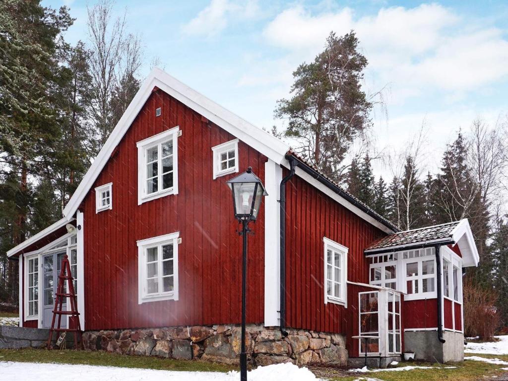 eine rote Scheune mit Straßenlicht davor in der Unterkunft Holiday home ÅTVIDABERG V in Sturefors